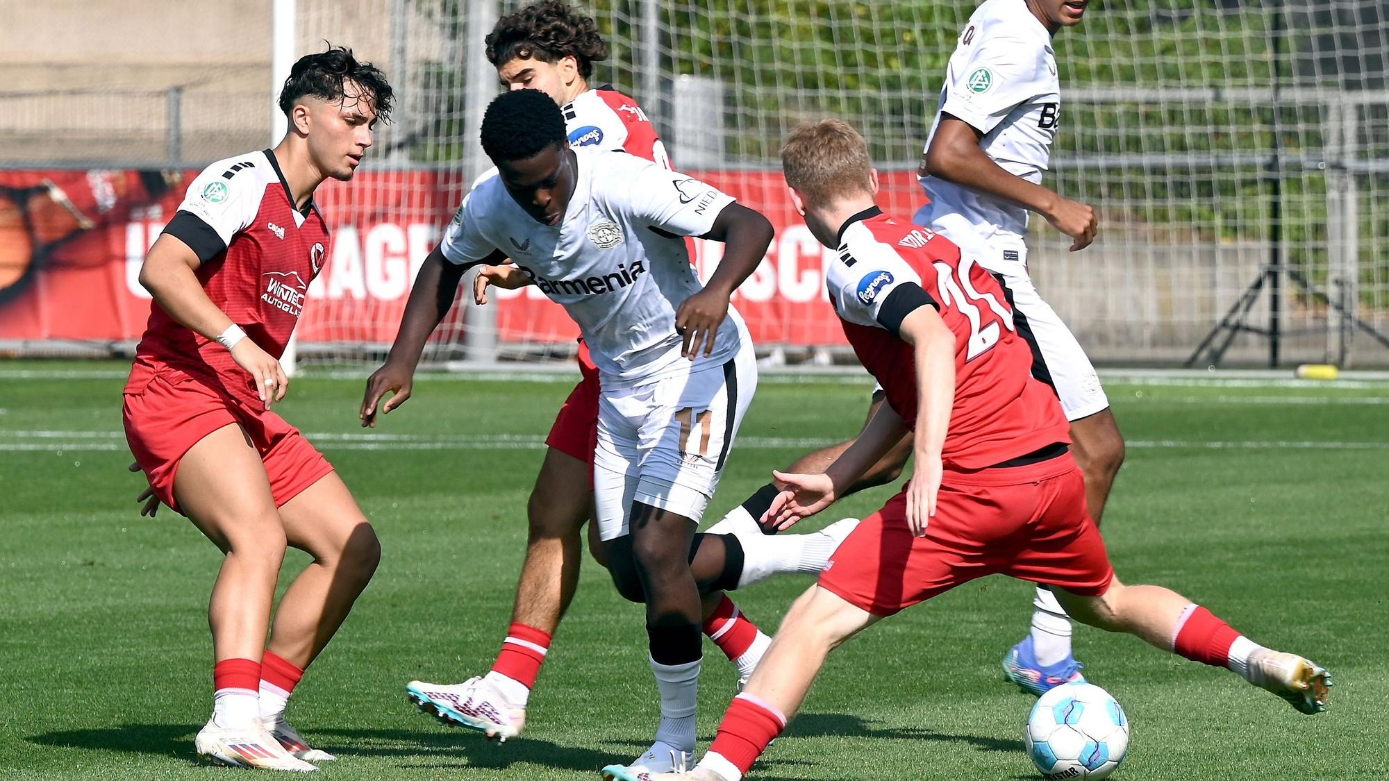 24.08.2024, Fussball-U19-Bayer Leverkusen-Viktoria Köln
mitte: Ken Izekor (Bayer)
Foto: Uli Herhaus