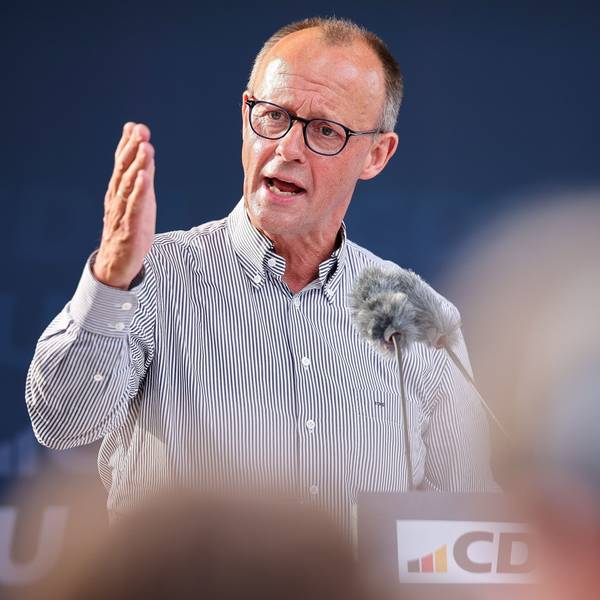 ARCHIV - 18.07.2024, Sachsen, Meerane: Friedrich Merz, Bundesvorsitzender CDU, spricht zum Wahlkampfauftakt der CDU Sachsen und Thüringen. (zu dpa: «Merz fordert Aufnahmestopp für Syrer und Afghanen») Foto: Jan Woitas/dpa +++ dpa-Bildfunk +++