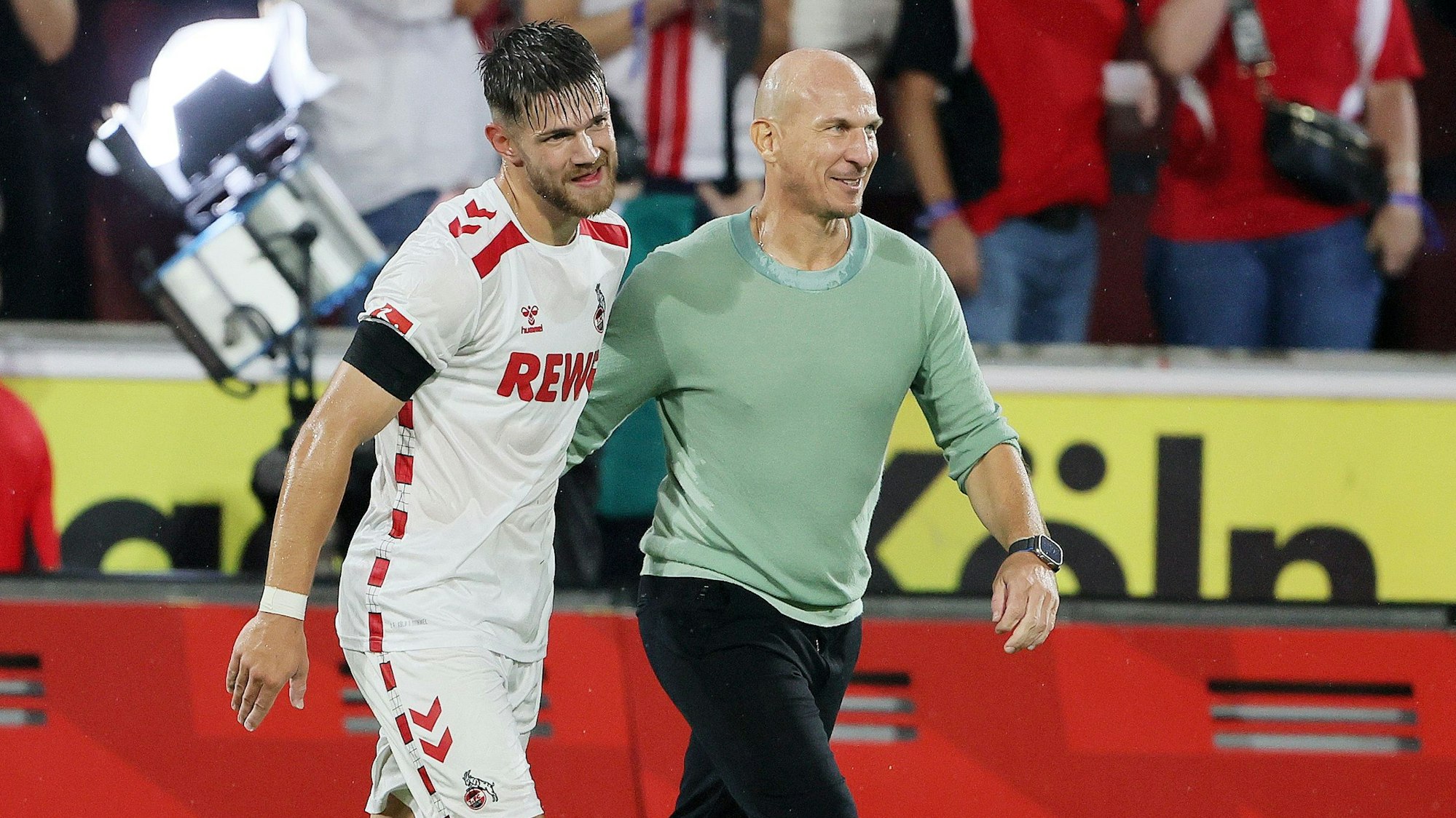 Gerhard Struber gratulierte Jan Thielmann zum Sieg, zu dem er die Flanke vor Tim Lemperles Treffer beigesteuert hatte.