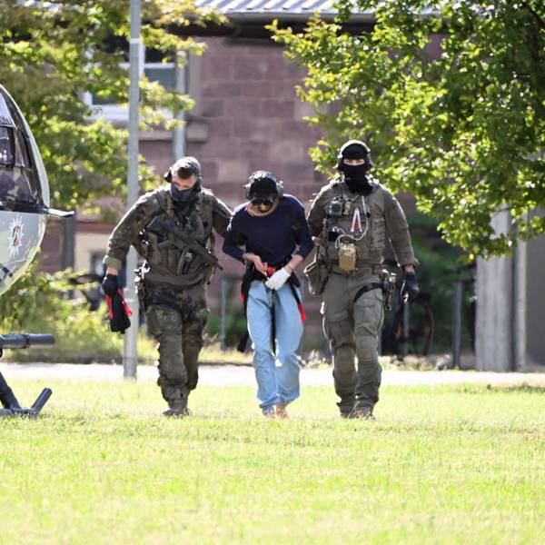 25.08.2024, Baden-Württemberg, Karlsruhe: Der mutmassliche Täter des Messerangriffs von Solingen wird zu einem Hubschrauber gebracht. Zuvor war der Verdächtige dem Ermittlungsrichter beim Bundesgerichtshof (BGH) vorgeführt worden, der Haftbefehl erlassen hat. Foto: Uli Deck/dpa +++ dpa-Bildfunk +++