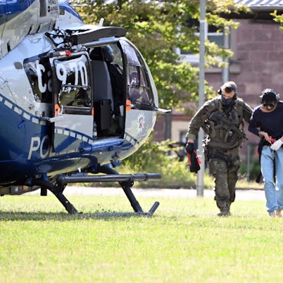 25.08.2024, Baden-Württemberg, Karlsruhe: Der mutmassliche Täter des Messerangriffs von Solingen wird zu einem Hubschrauber gebracht. Zuvor war der Verdächtige dem Ermittlungsrichter beim Bundesgerichtshof (BGH) vorgeführt worden, der Haftbefehl erlassen hat. Foto: Uli Deck/dpa +++ dpa-Bildfunk +++