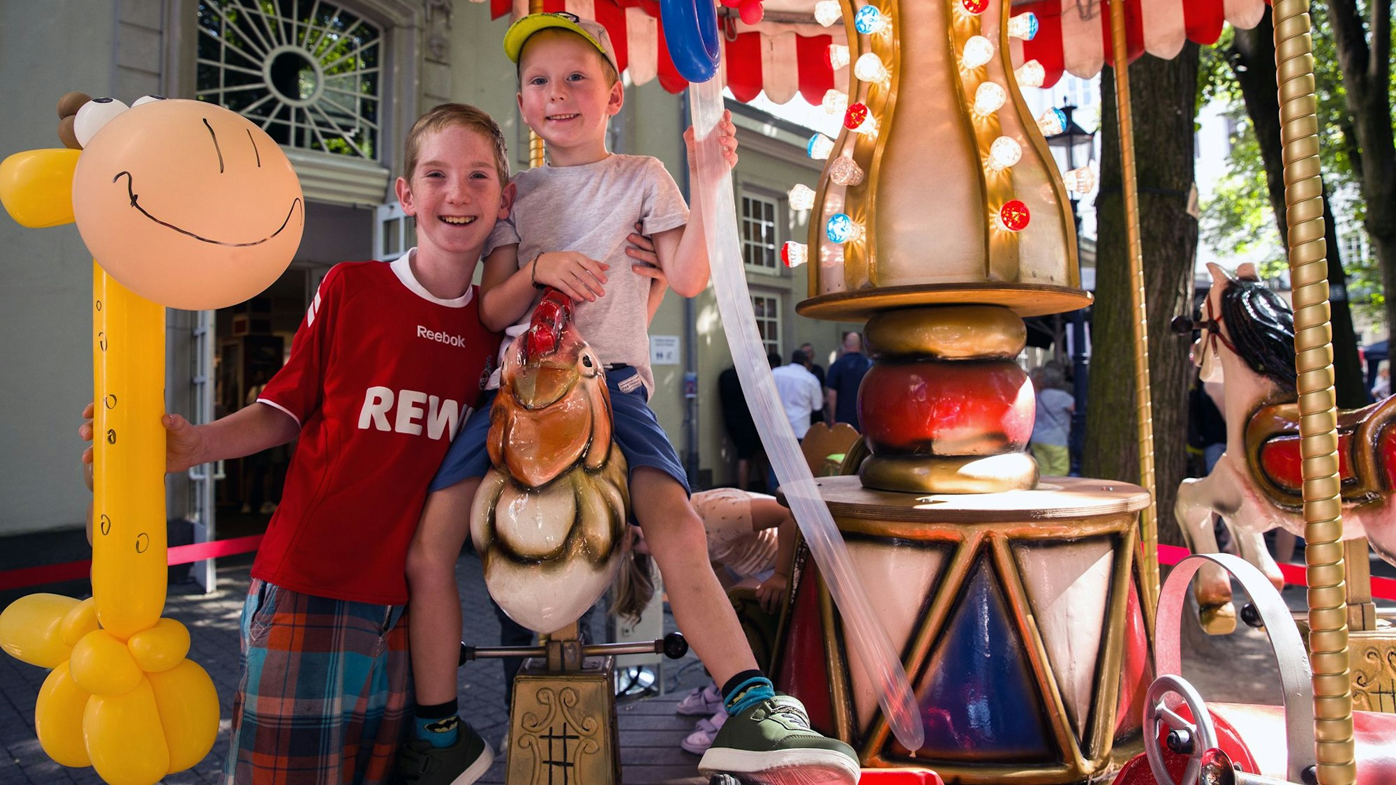 Kinder fahren auf einem nostalgischen Karussell.