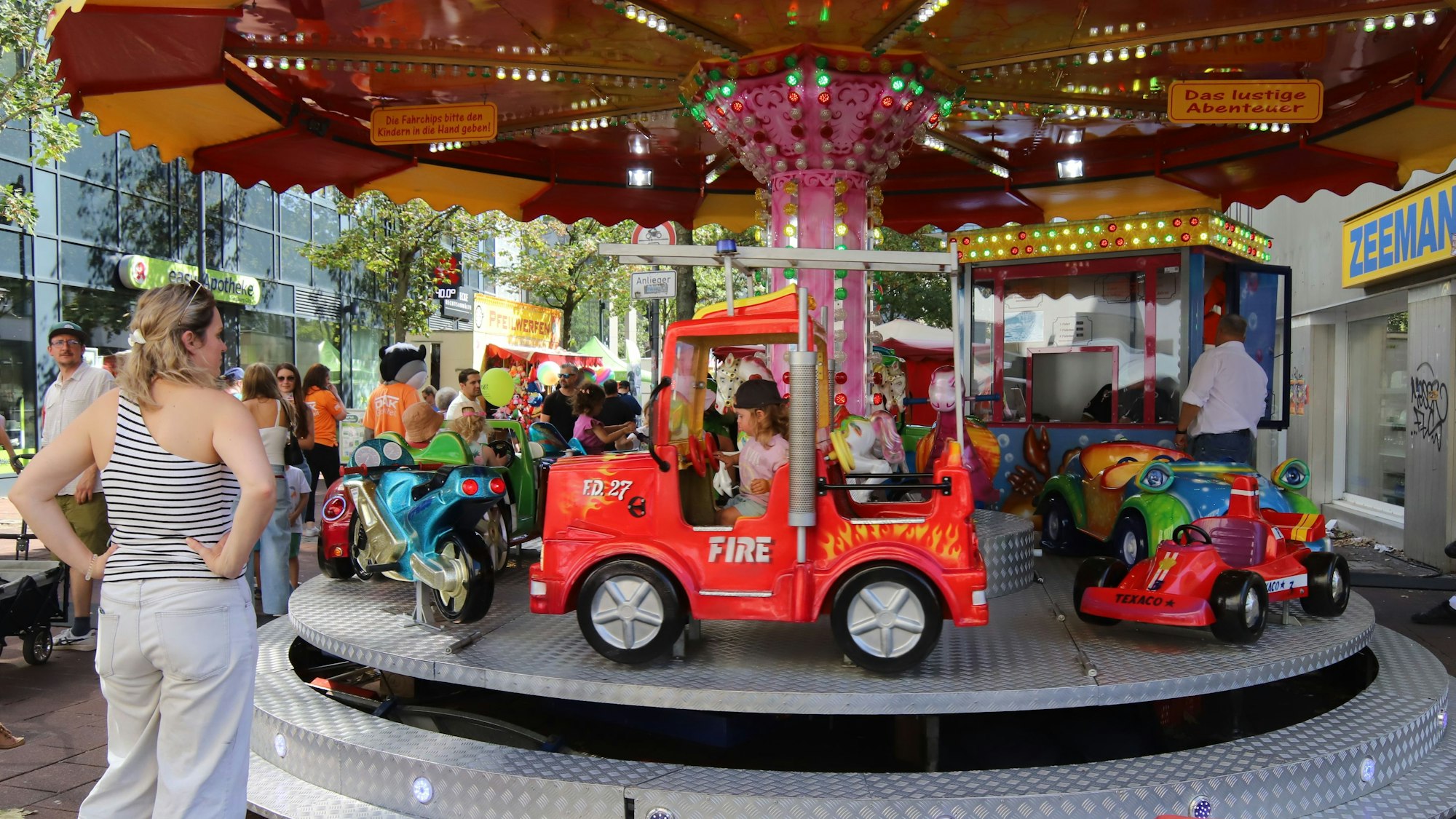 Ein Kinderkarussell beim Siegburger Stadtfest.