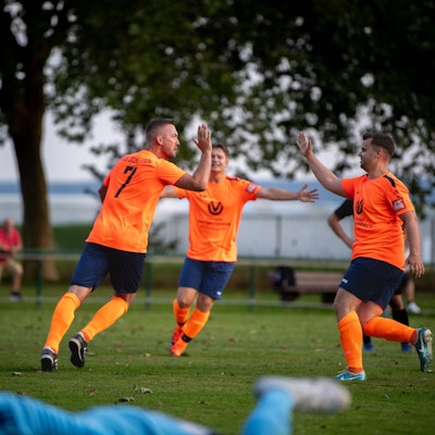 Kevin Viltz klatscht nach seinem Tor mit einem Mitspieler ab. Ein zweiter kommt mit ausgebreiteten Armen auf ihn zugelaufen.