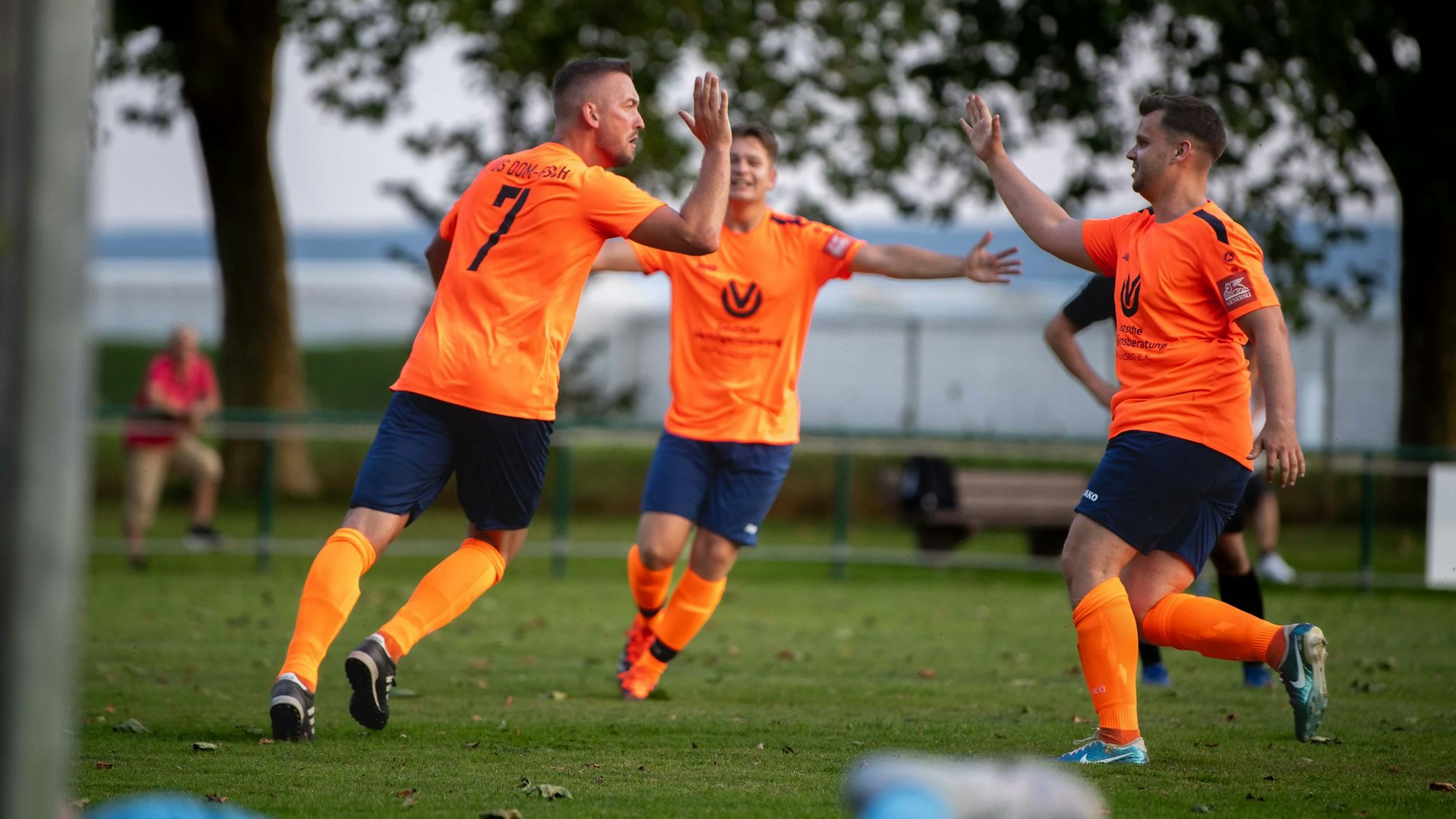 Kevin Viltz klatscht nach seinem Tor mit einem Mitspieler ab. Ein zweiter kommt mit ausgebreiteten Armen auf ihn zugelaufen.