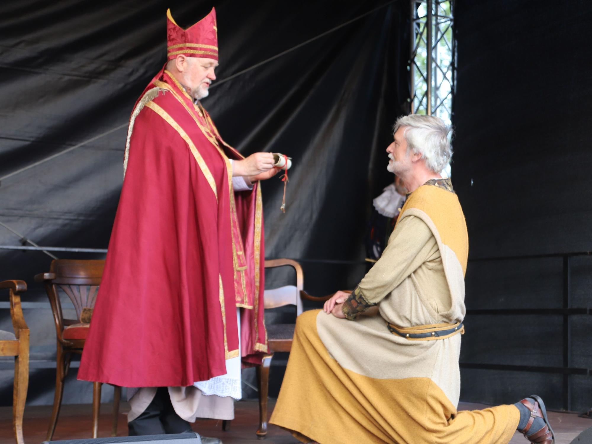 Gemeinde Windeck und der Kreis als Eigentümer feierten das 850-jährige Bestehen der Burg mit einem vielfältigen Fest. Die Übergabe des Lehens von Erzbischof Philipp von Heinsberg an Engelbert von Berg.