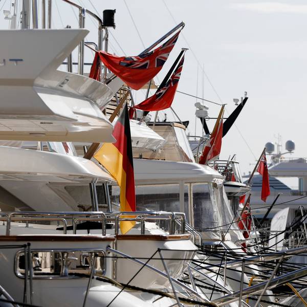 Jachten liegen im Hafen von Puerto Portals auf Mallorca.