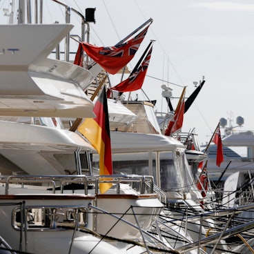 Jachten liegen im Hafen von Puerto Portals auf Mallorca.