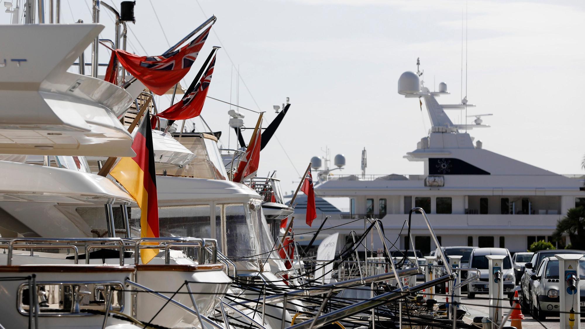Jachten liegen im Hafen von Puerto Portals auf Mallorca.