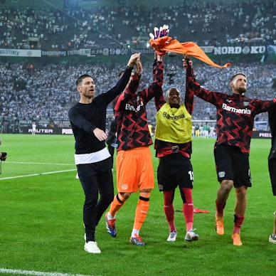 Xabi Alonso (l.) feiert mit den Leverkusener Spielern nach dem 3:2-Sieg in Mönchengladbach.