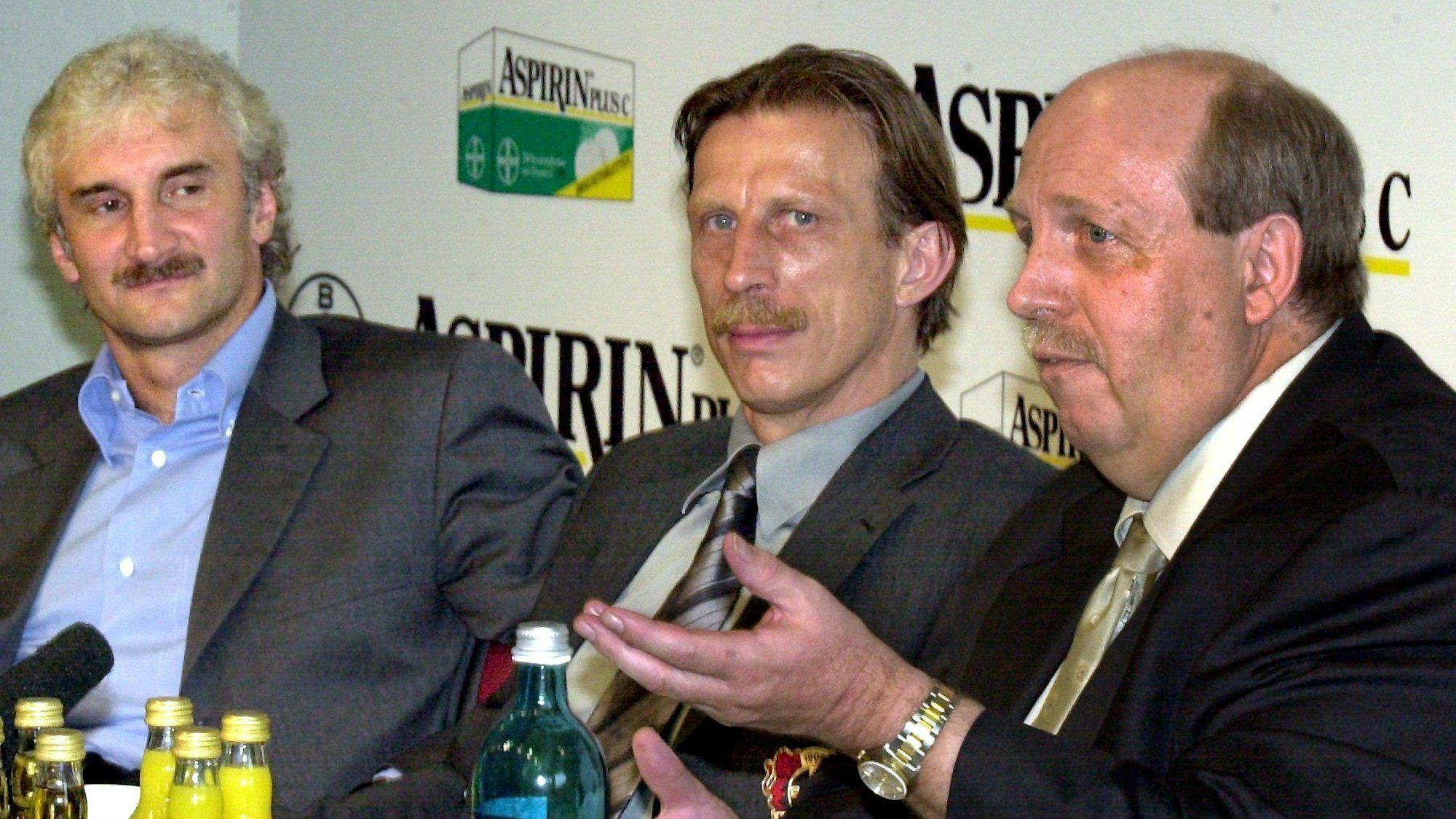 Rudi Völler, Christoph Daum und Bayer-Manager Reiner Calmund auf einer Pressekonferenz im Jahr 2000.