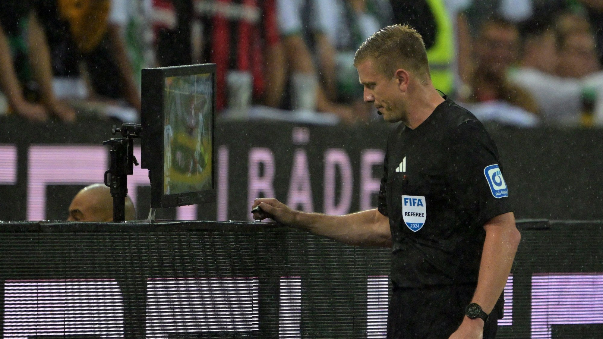 Schiedsrichter Robert Schröder prüft einen möglichen Strafstoß per VAR.
