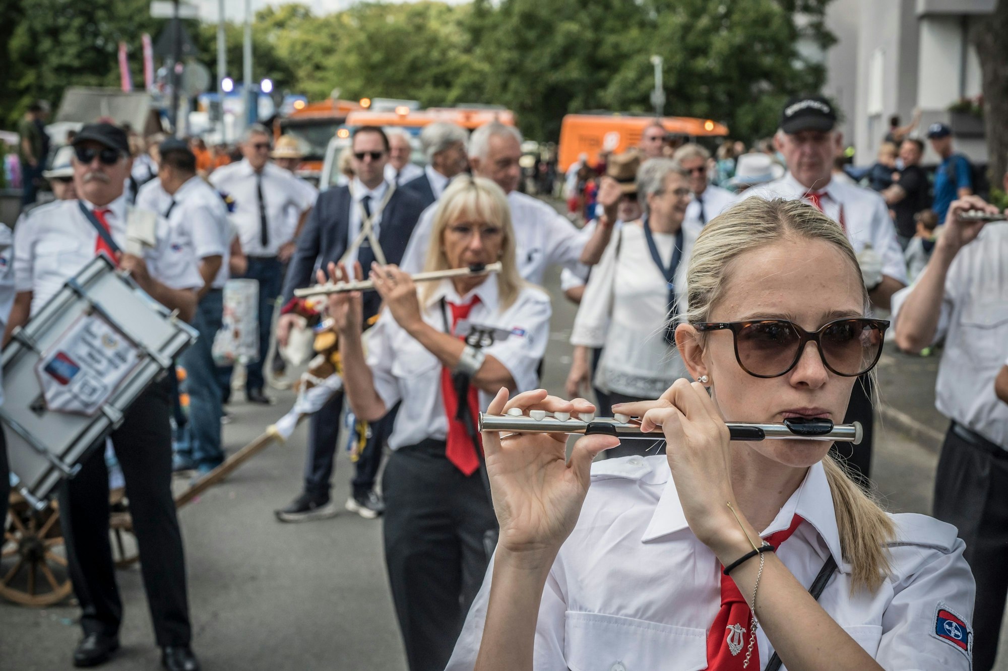Frauen spielen im Spielmannszug Bayer leverkusen beim Umzug J.K.G. Fidelio Bürrig. Foto: Ralf Krieger