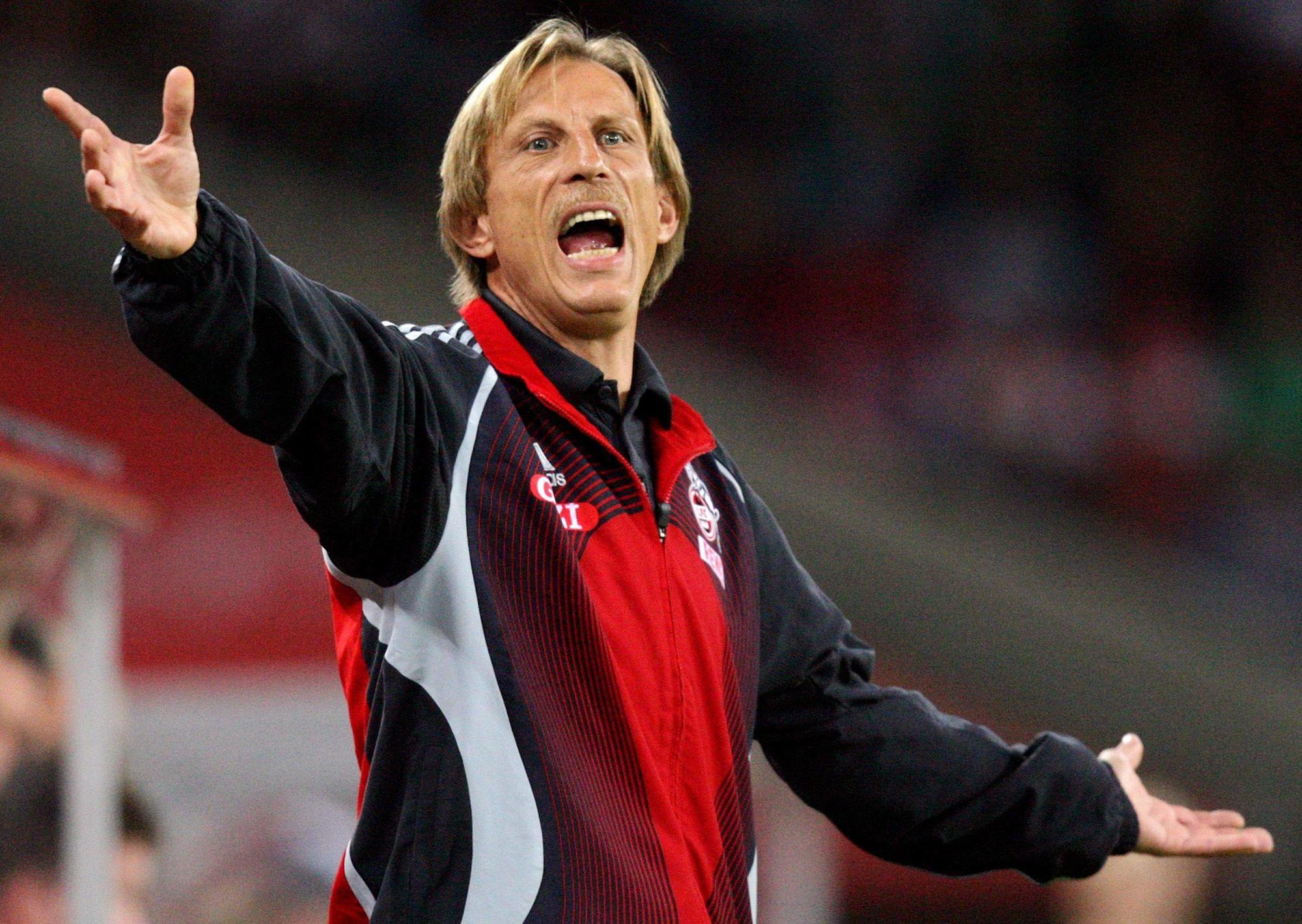Christoph Daum, Trainer des 1. FC Köln, treibt im August 2007 seine Mannschaft an.