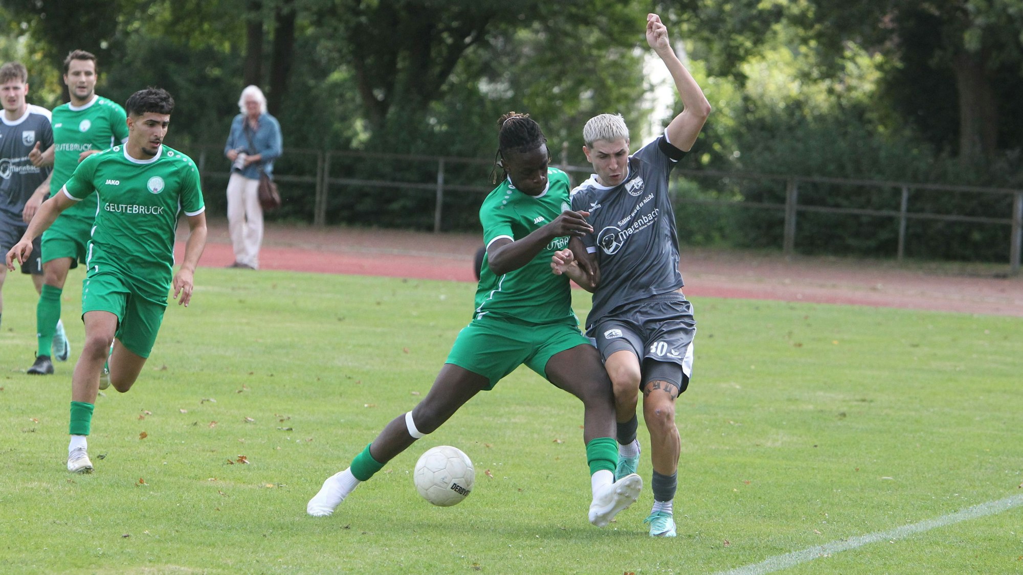 Packende Duell lieferten sich auf der Außenbahn Honnefs Lionel Lumina (links) und der Oberpleiser Gian-Luca Blazic.