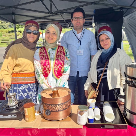 Drei Frauen in traditioneller türkischer Kleidung
