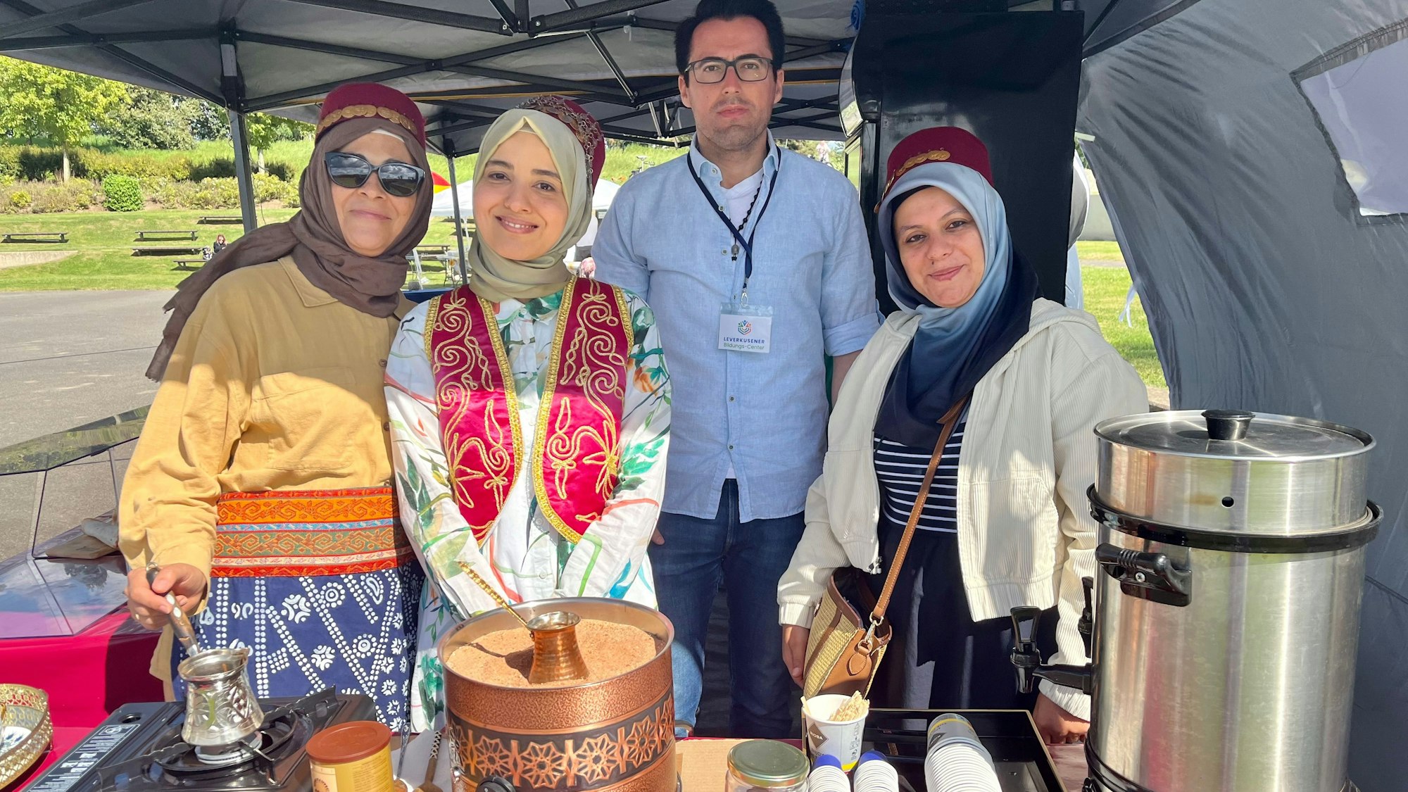 Drei Frauen in traditioneller türkischer Kleidung