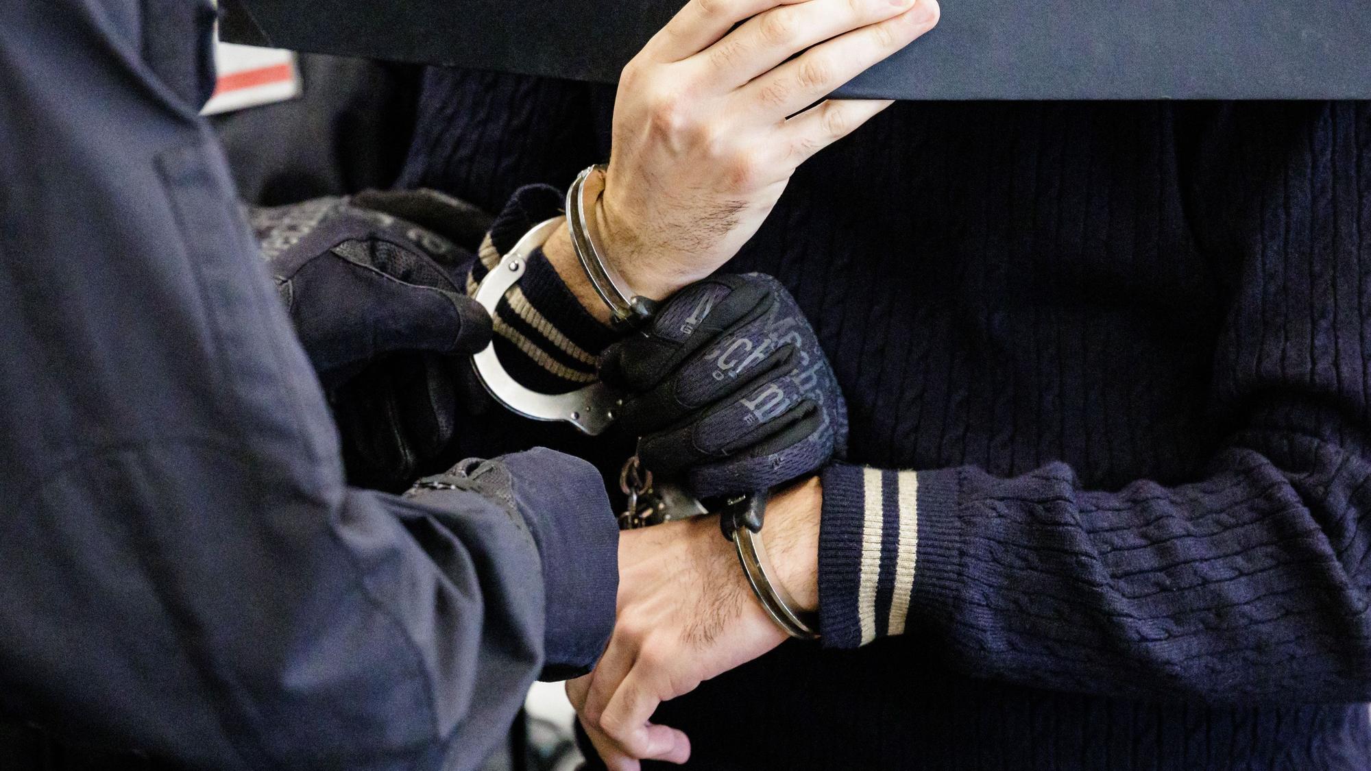 Einer der Angeklagten wird in Handschellen in den Gerichtssaal des Landgerichtes geführt. Hier wurde der Prozess gegen sechs Angeklagte wegen des Juwelendiebstahls aus dem Grünen Gewölbe im November 2019 fortgesetzt. +++ dpa-Bildfunk +++