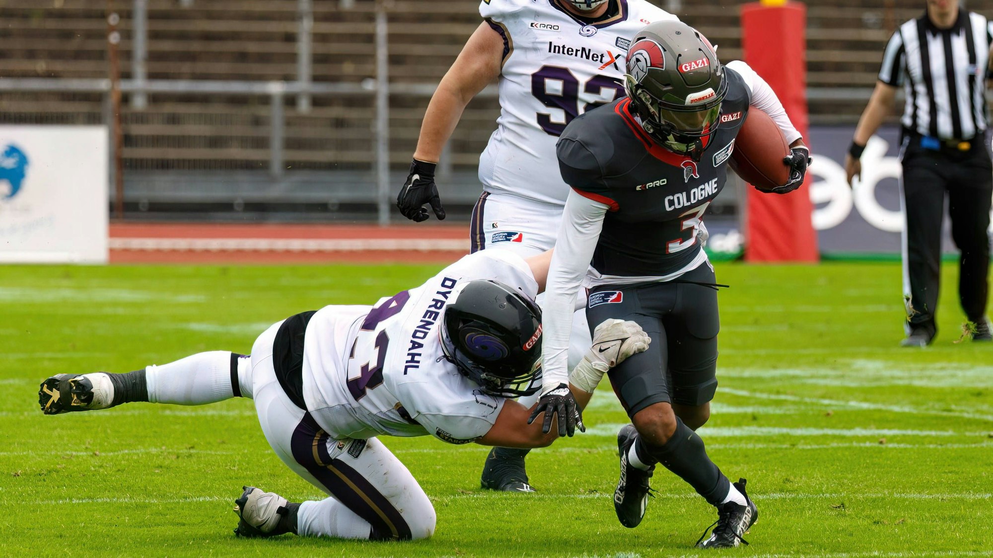 RECORD DATE NOT STATED Carlos Hill Cologne Centurions, 03 mit Ball wird getackelt von Hugo Dyrendahl Frankfurt Galaxy, 43 hinten Fabian Quandt Frankfurt Galaxy, 93 Cologne Centurions vs Frankfurt Galaxy, American Football, ELF, Week 11, Season 2024, 04.08.2024, Köln Südstadion NRW Deutschland *** Carlos Hill Cologne Centurions, 03 with ball being tackled by Hugo Dyrendahl Frankfurt Galaxy, 43 behind Fabian Quandt Frankfurt Galaxy, 93 Cologne Centurions vs Frankfurt Galaxy, American Football, ELF, Week 11, Season 2024, 04 08 2024, Köln Südstadion NRW Germany Copyright: xFootxBowl/WernerxThorenzx