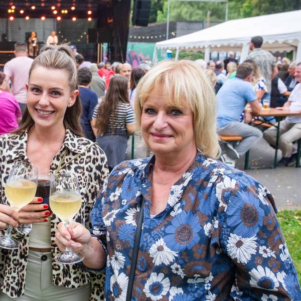 Beim Weinfest am Ründerother Aggerstrand: von links Sandra Wiebach, Leonie Wiebach, Anne Kohlberg.