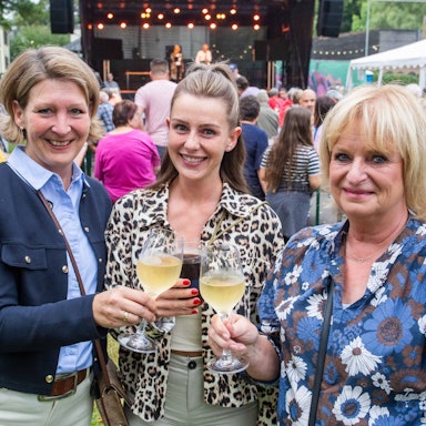 Beim Weinfest am Ründerother Aggerstrand: von links Sandra Wiebach, Leonie Wiebach, Anne Kohlberg.