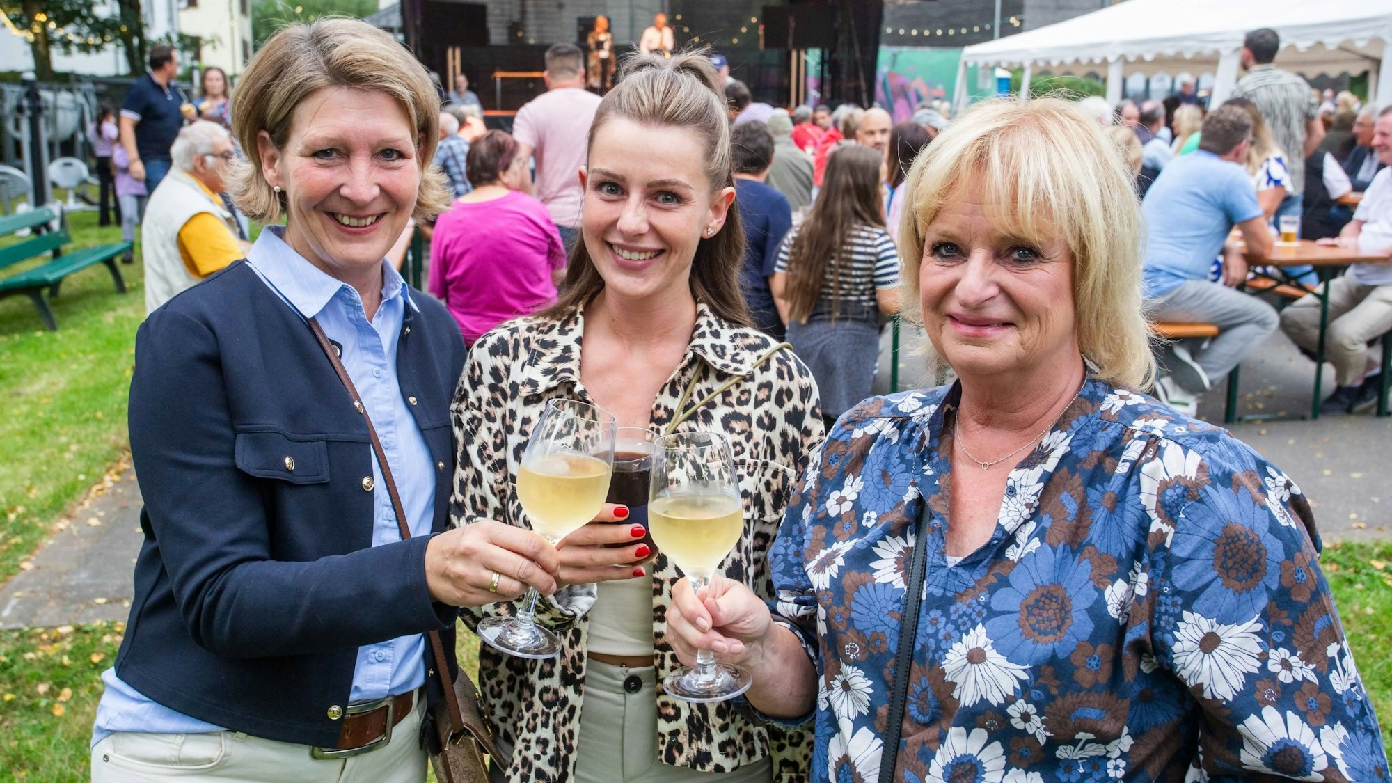 Beim Weinfest am Ründerother Aggerstrand: von links Sandra Wiebach, Leonie Wiebach, Anne Kohlberg.