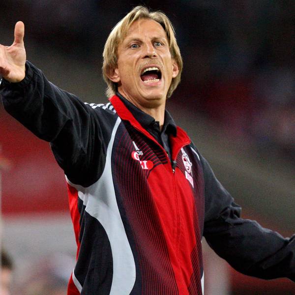Kölns Trainer Christoph Daum gestikuliert an der Seitenlinie.