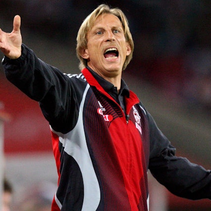 Kölns Trainer Christoph Daum gestikuliert an der Seitenlinie.