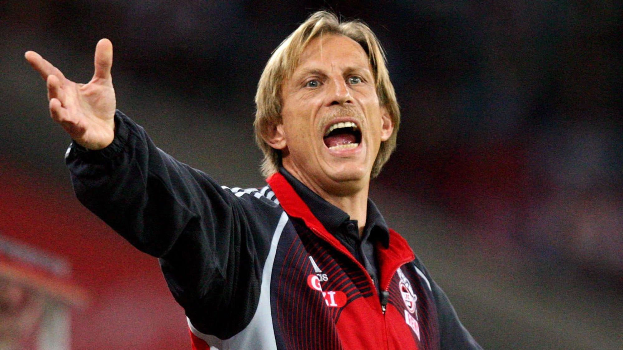 Kölns Trainer Christoph Daum gestikuliert an der Seitenlinie.
