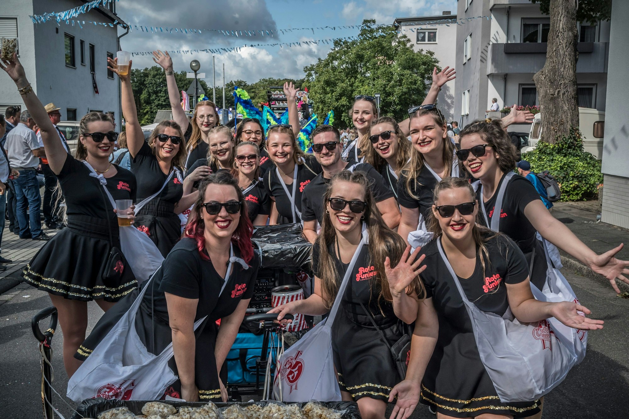 Die Tanzgruppe "Funken on Fire" beim Umzug des J.K.G. Fidelio Bürrig. Foto: Ralf Krieger