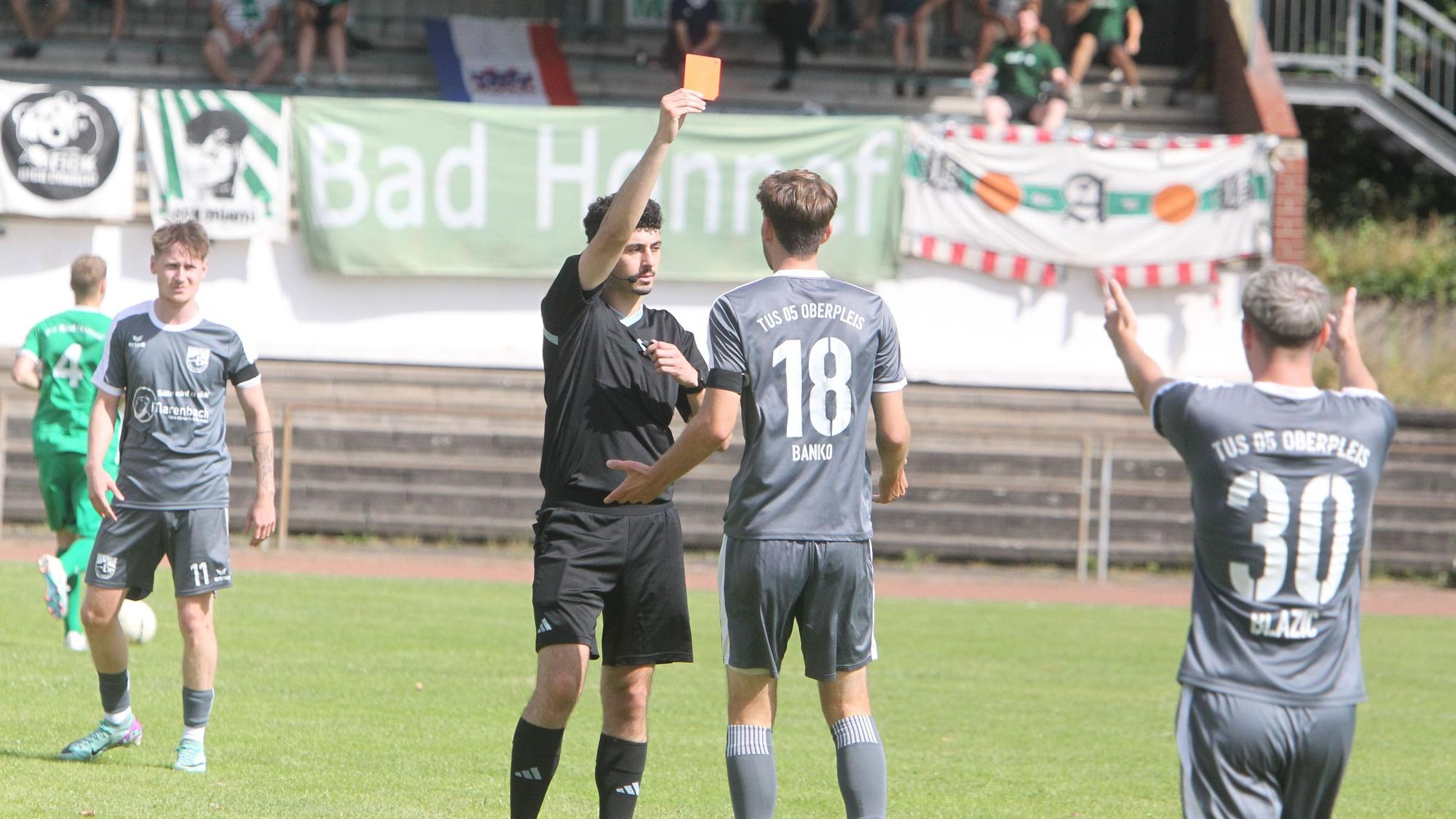 TuS-Akteur Marc Banko sieht nach 18 Minuten Rot.