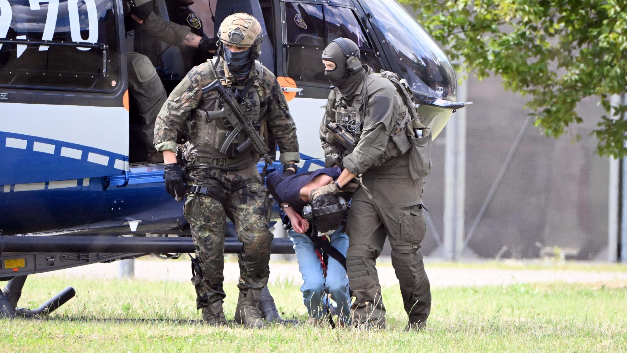 Der mutmassliche Täter des Messerangriffs von Solingen wird von einem Hubschrauber zu einer Wagenkolonne geführt.
