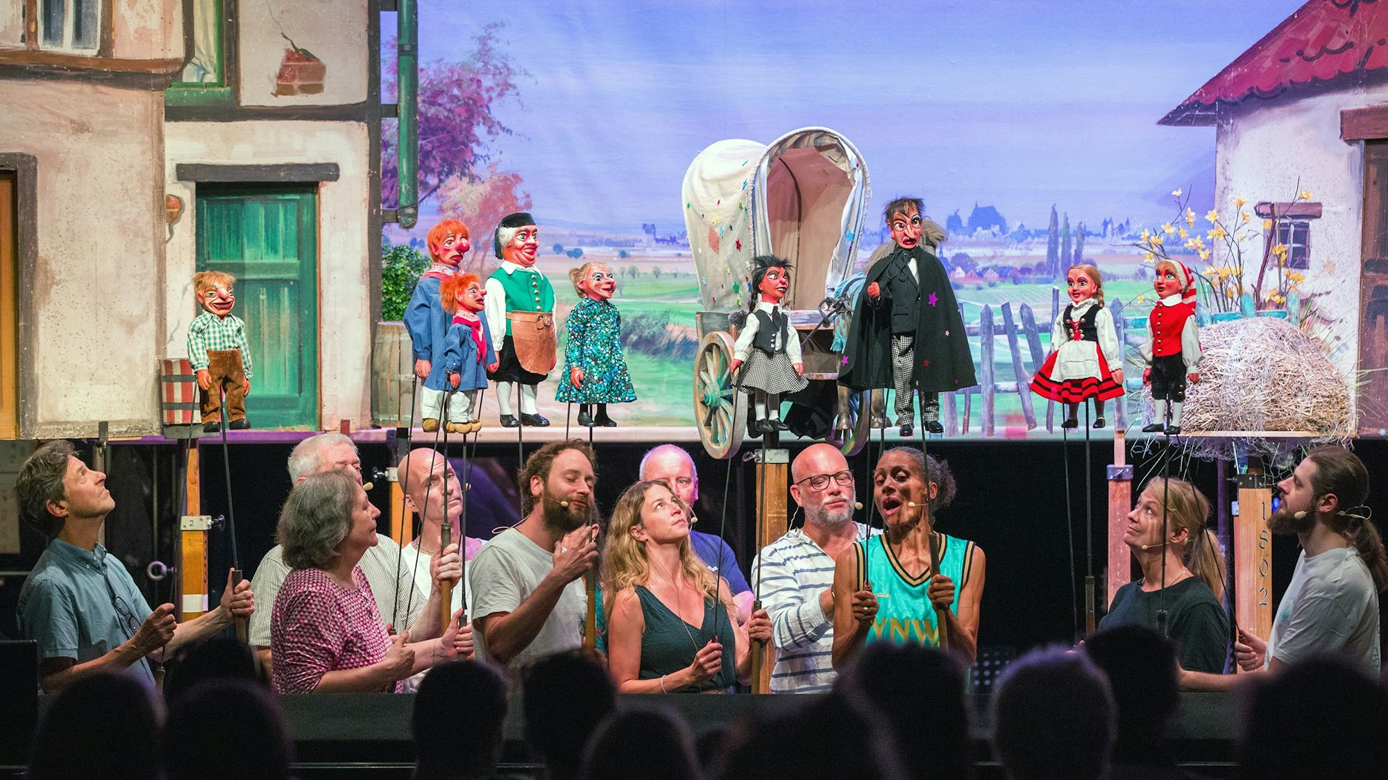 Das Hänneschen-Ensemble spielt und singt bei herabgelassener Britz.