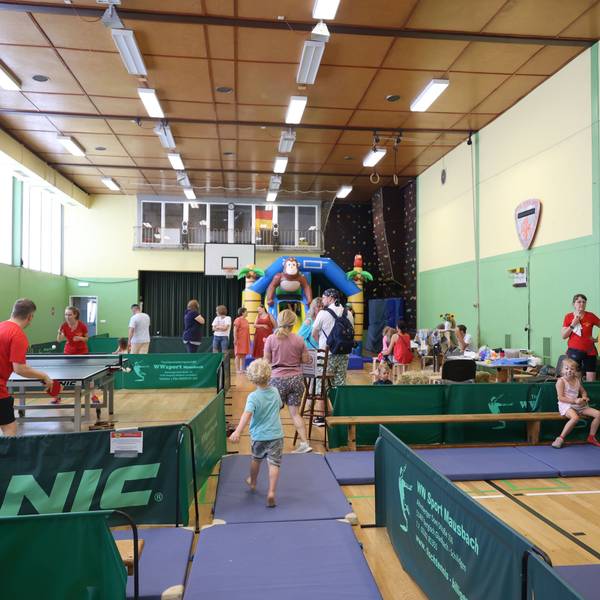 Sporthalle mit Hüpfburg