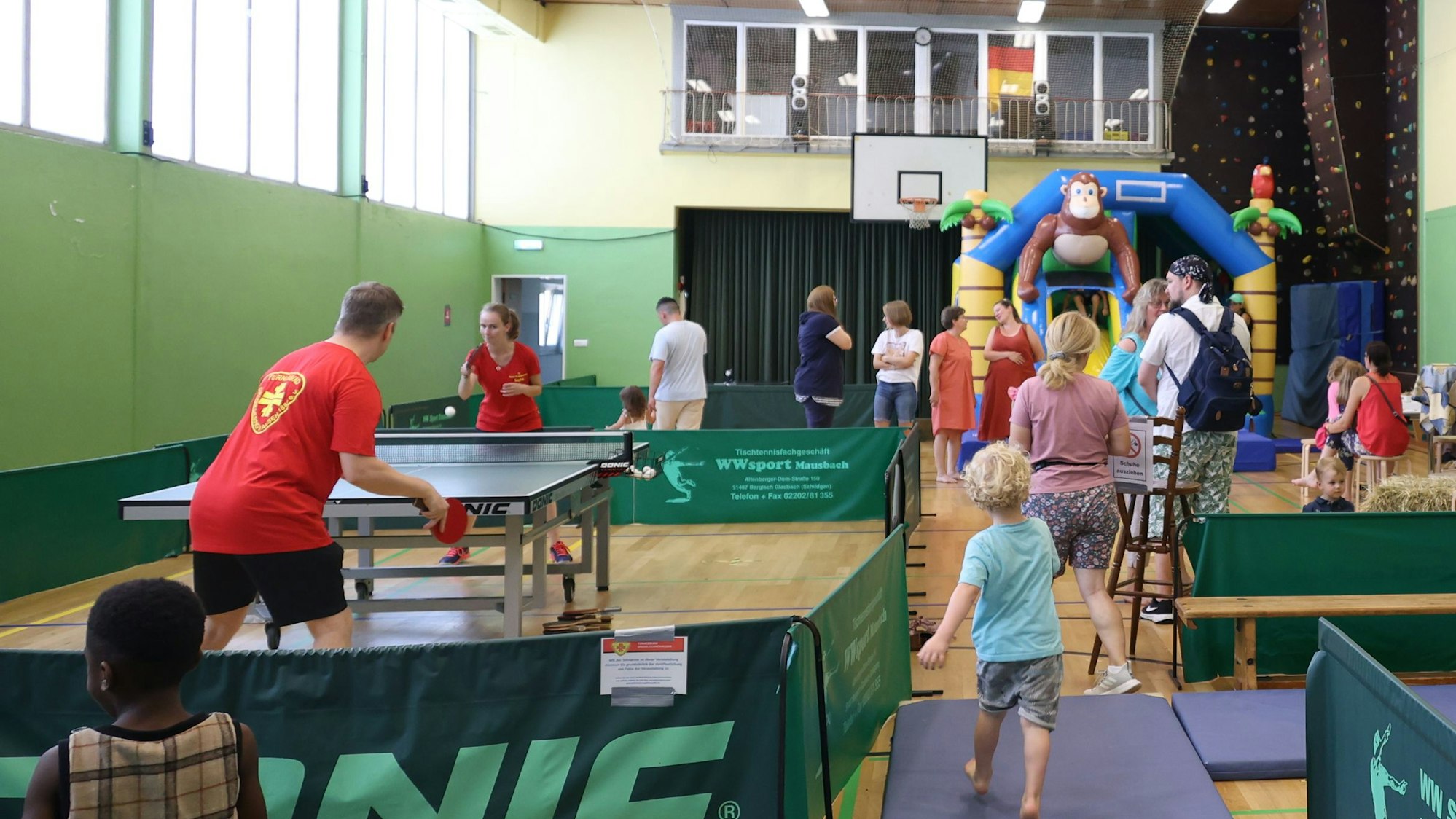 Sporthalle mit Hüpfburg