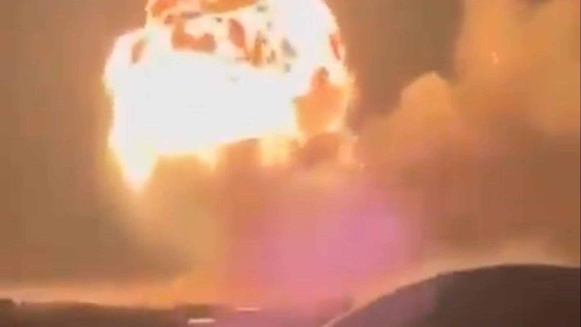 Ein Screenshot aus einem Video, das der ukrainische Diplomat Olexander Scherba veröffentlicht hat, soll Explosionen nach einem Angriff mit Paljanyzja zeigen.