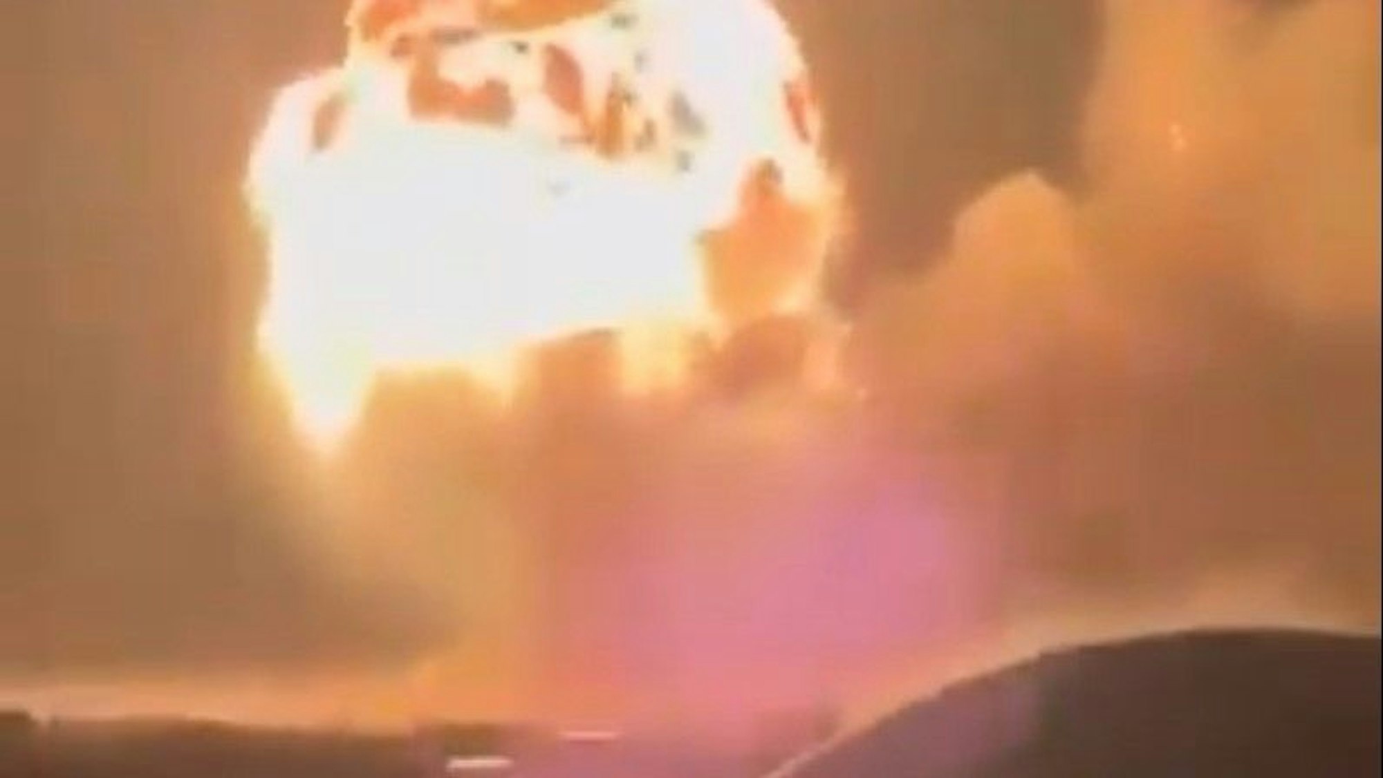 Ein Screenshot aus einem Video, das der ukrainische Diplomat Olexander Scherba veröffentlicht hat, soll Explosionen nach einem Angriff mit Paljanyzja zeigen.