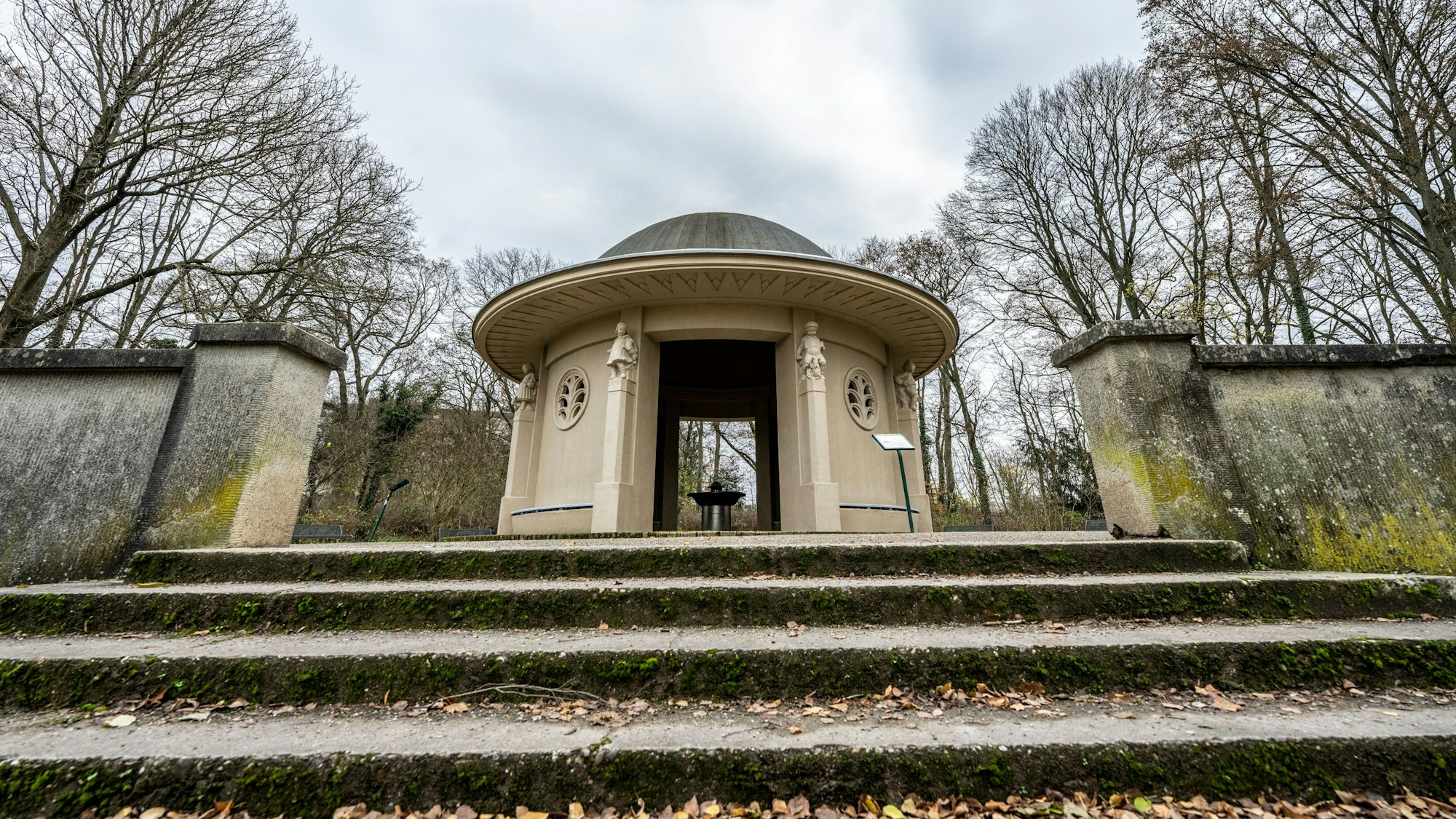10.12.2023, Köln: Der Brunnentempel im Fritz-Encke-Volkspark.