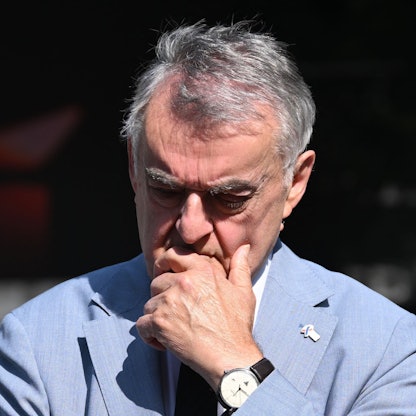 NRW-Innenminister Herbert Reul beim Gedenkort für die Anschlagsopfer in Solingen.