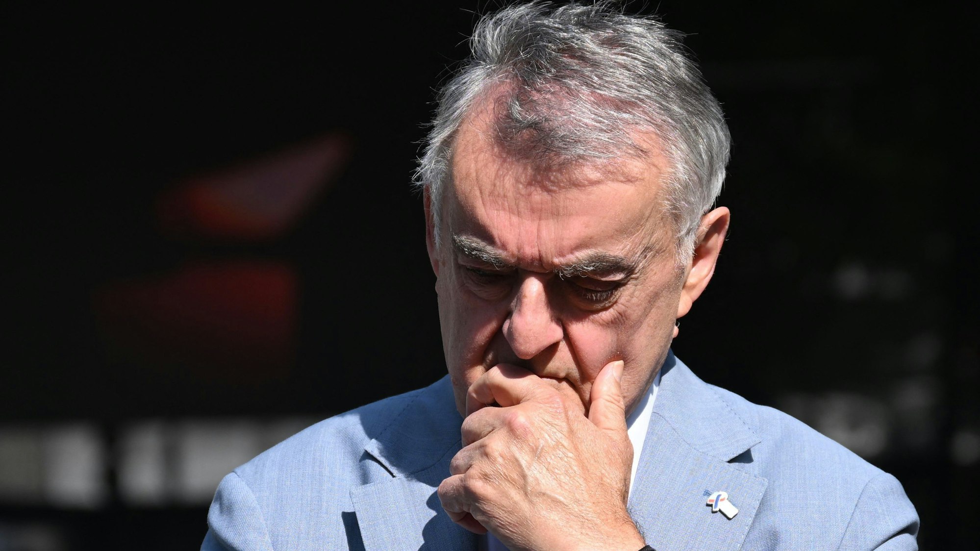 NRW-Innenminister Herbert Reul beim Gedenkort für die Anschlagsopfer in Solingen.