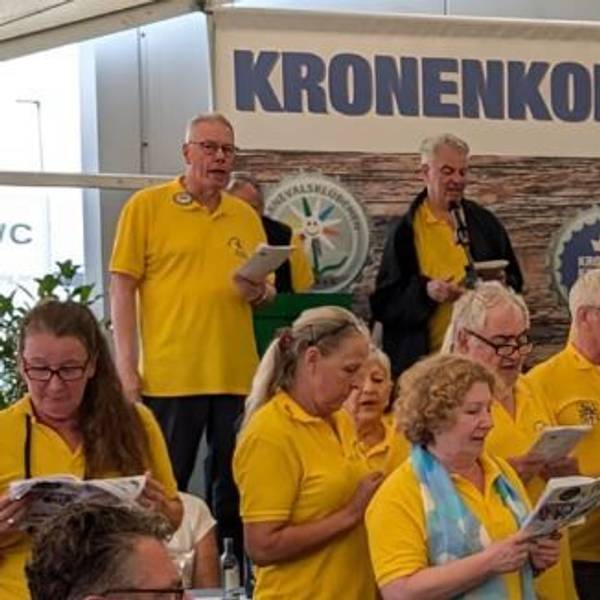 Zu sehen ist der Senat-Chor der Fidele Bröhler Falkenjäger trat beim Kronkorkenfest.