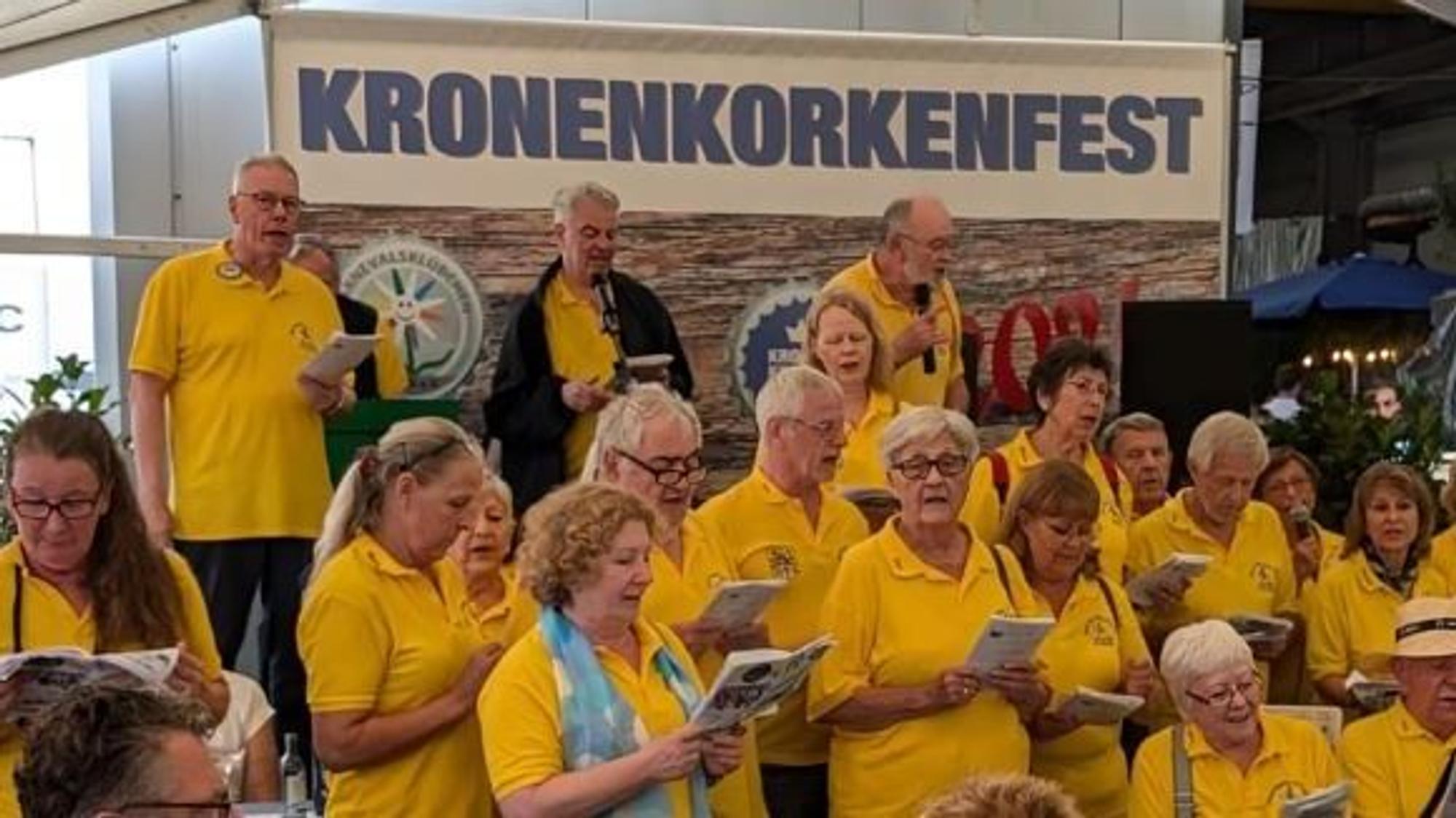 Zu sehen ist der Senat-Chor der Fidele Bröhler Falkenjäger trat beim Kronkorkenfest.