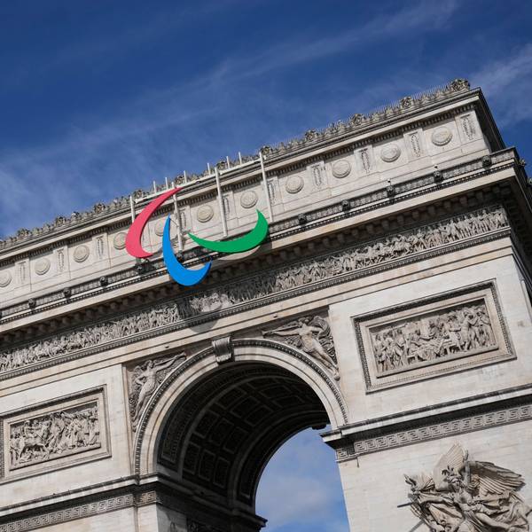 ARCHIV - 28.06.2024, Frankreich, Paris: Das Symbol der Paralympischen Spiele hängt am Arc de Triomphe. Die Paralympischen Spiele in Paris 2024 finden vom 28. August bis 8. September statt.
Die Paralympics finden in Frankreich statt. Denn dort wurden in diesem Jahr auch die Olympischen Spiele ausgetragen. (zu dpa: «Was sind die Paralympischen Spiele?») Foto: Christophe Ena/AP/dpa - Honorarfrei nur für Bezieher des Dienstes dpa-Nachrichten für Kinder +++ dpa-Nachrichten für Kinder +++