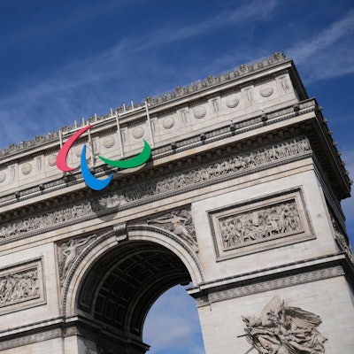 ARCHIV - 28.06.2024, Frankreich, Paris: Das Symbol der Paralympischen Spiele hängt am Arc de Triomphe. Die Paralympischen Spiele in Paris 2024 finden vom 28. August bis 8. September statt.
Die Paralympics finden in Frankreich statt. Denn dort wurden in diesem Jahr auch die Olympischen Spiele ausgetragen. (zu dpa: «Was sind die Paralympischen Spiele?») Foto: Christophe Ena/AP/dpa - Honorarfrei nur für Bezieher des Dienstes dpa-Nachrichten für Kinder +++ dpa-Nachrichten für Kinder +++