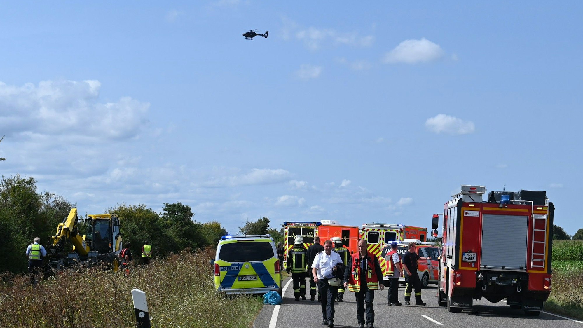 Das Bild zeigt die Unfallstelle mit mehreren Rettungswagen.