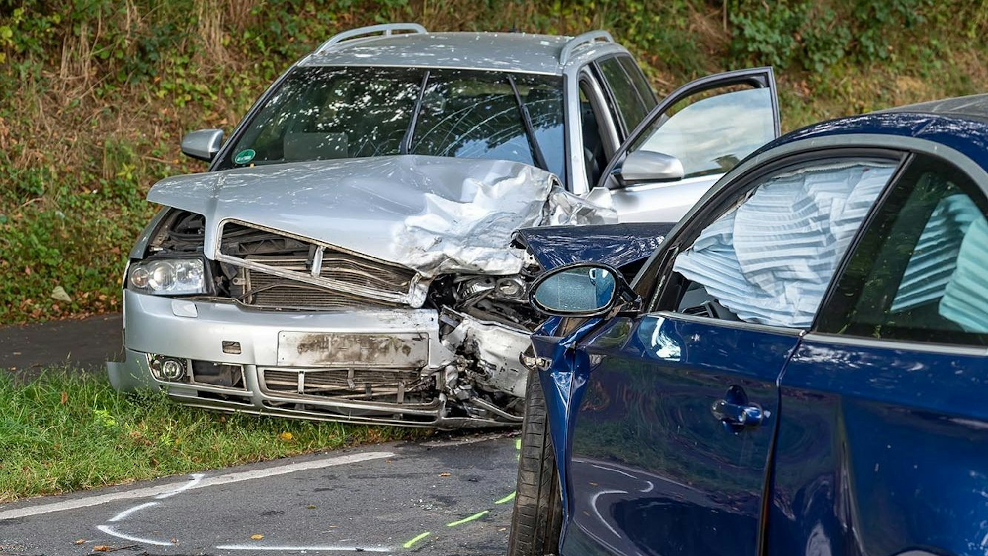 Die beiden schwerbeschädigten Wagen.