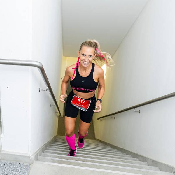 Teilnehmerin beim Treppenlauf im Mediapark