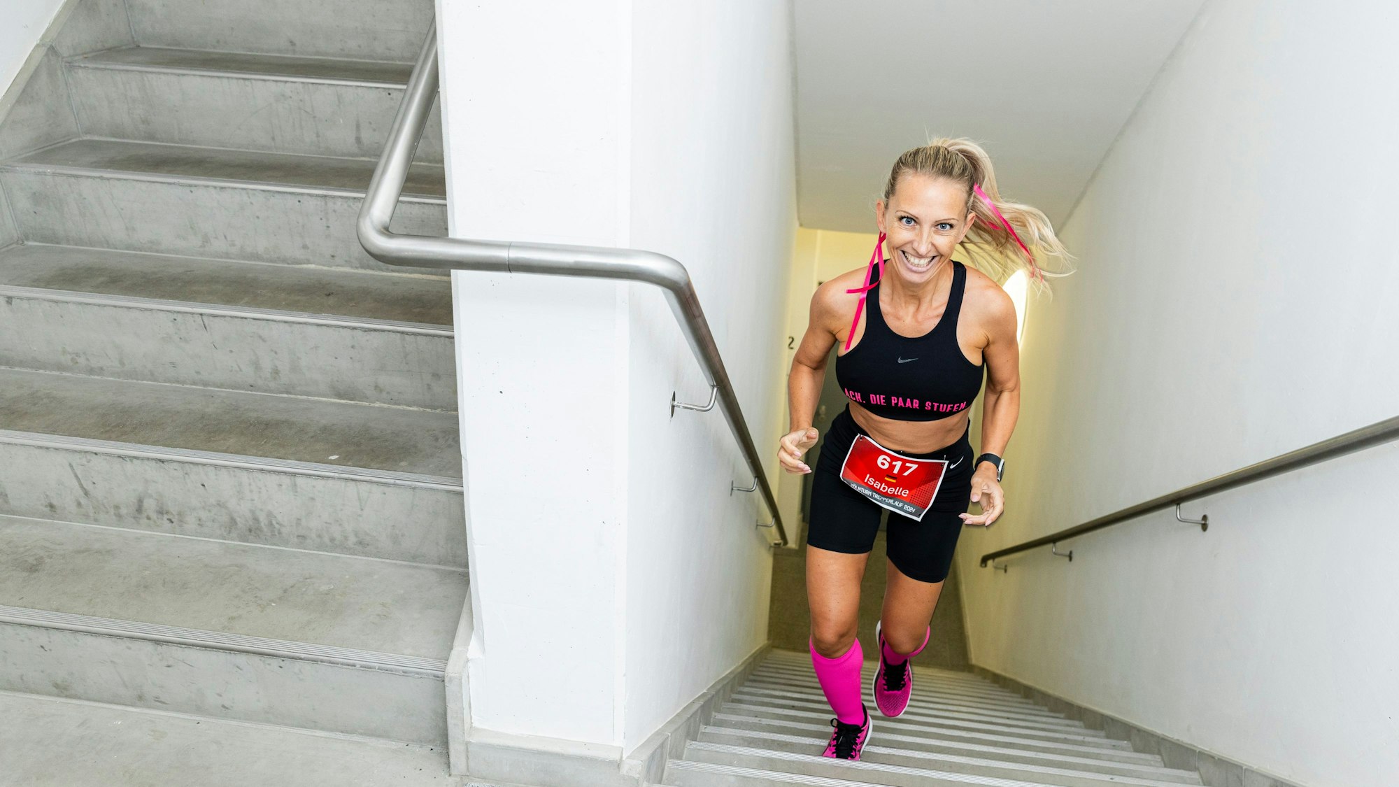 Teilnehmerin beim Treppenlauf im Mediapark