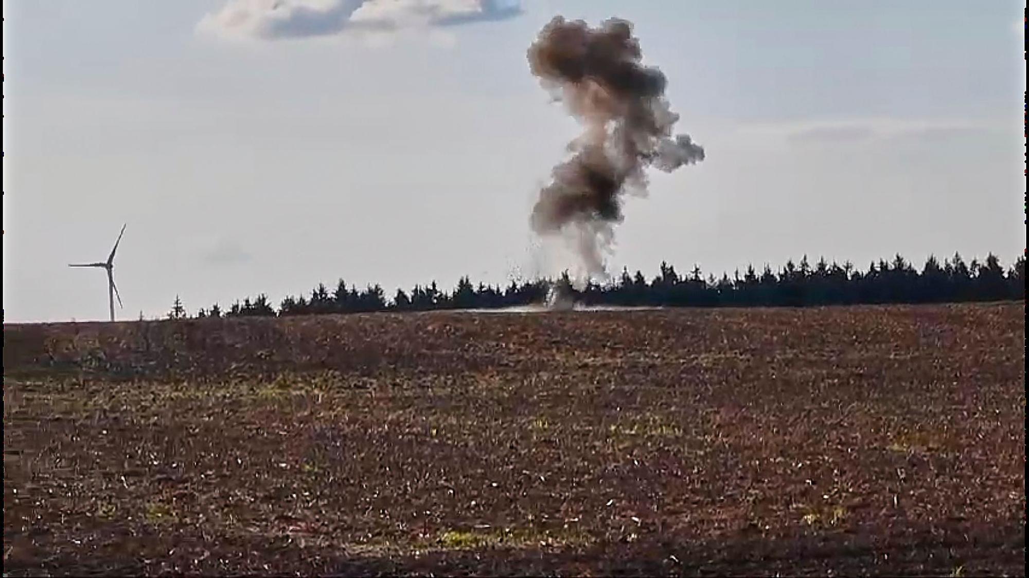 Das Bild zeigt die Explosionswolke nach der Sprengung der Granate.