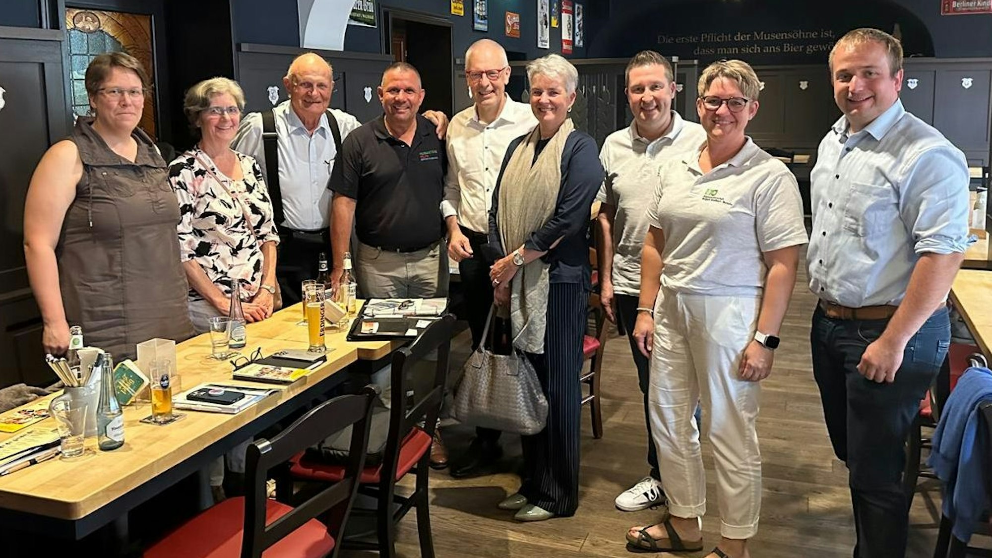 Vertreter von Humanitärer Hilfe Bergisch Gladbach und Overath des Städtepartnerschaftsvereins Bergisch Gladbach Butscha und der Schlossapotheke Bergisch Gladbach beim Vortreffen für die gemeinsame Hilfsaktion.